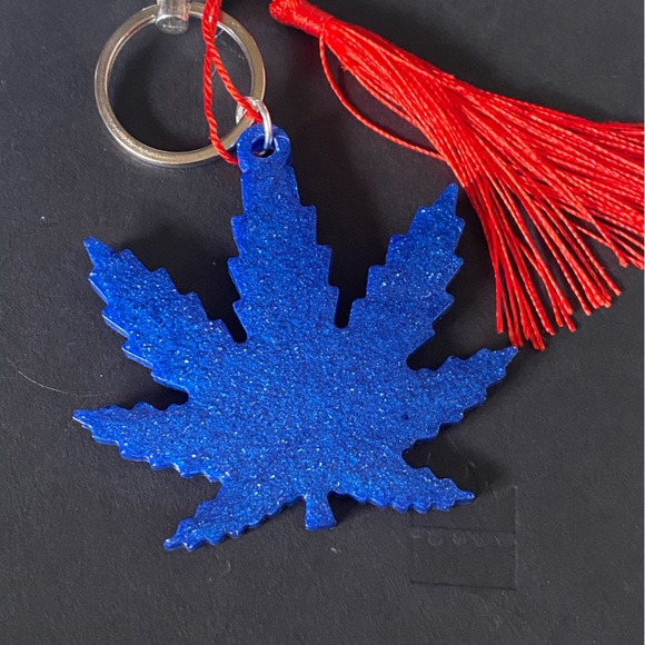 KEY CHAIN
Handmade resin leaf keychain - Picture 3 of 3